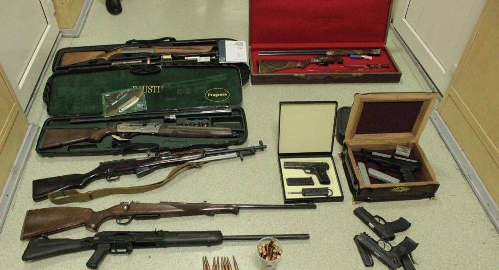 Винтовки, ружья и пистолеты: арсенал оружия нашли в доме Атамбаева (фото)