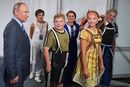 Юные актеры поскользнулись и упали на сцене перед Путиным