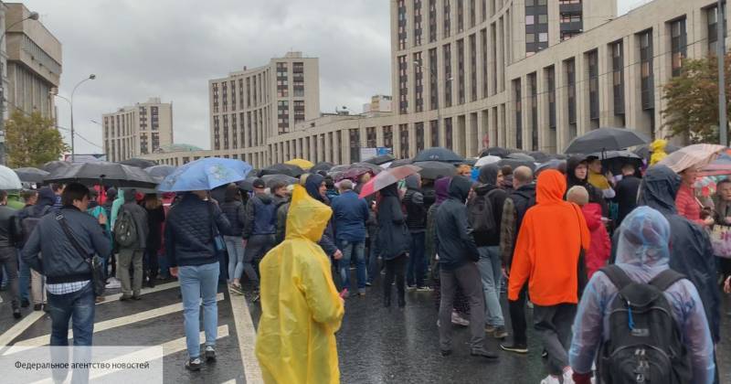 Промокшие участники акции на Сахарова вынуждены были покупать дождевики по завышенной цене