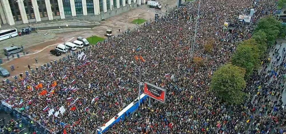 В России на массовых митингах задержали сотни людей