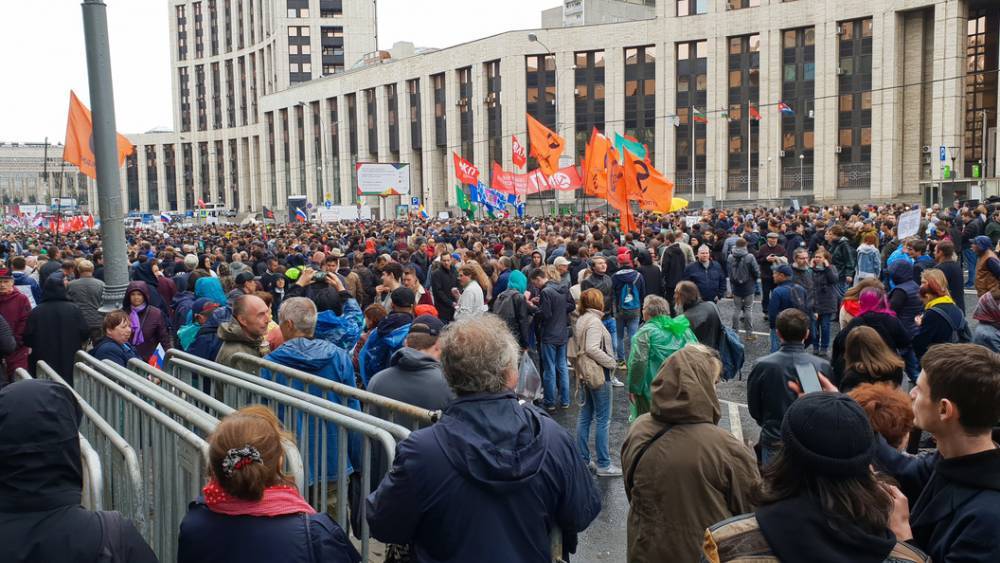 "Все кровью зальют": Беснующихся на митинге в Москве "уличных либералов" сравнили с шпаной
