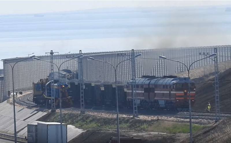 Строители Крымского моста объяснили появление грузового состава на мосту