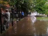 В Твери пешеходы лазают по заборам в попытках преодолеть затопленные тротуары - ТИА - tvernews.ru - Тверь