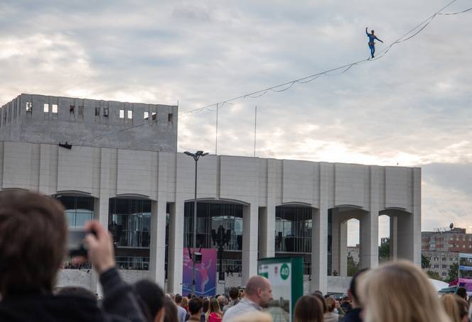 Немец прошел по канату над городом и установил мировой рекорд в Перми. РЕН ТВ