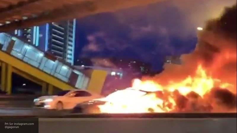 Видео с места аварии на МКАД с участием автомобиля Tesla появилось в Сети