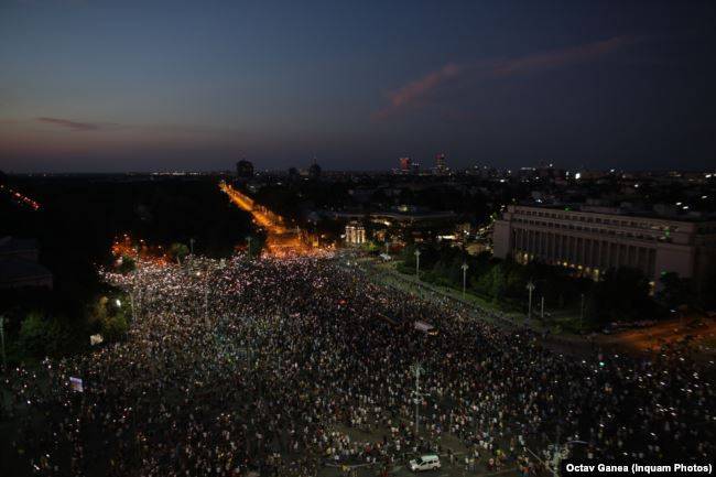В Румынии десятки тысяч протестующих вновь потребовали отставки правительства