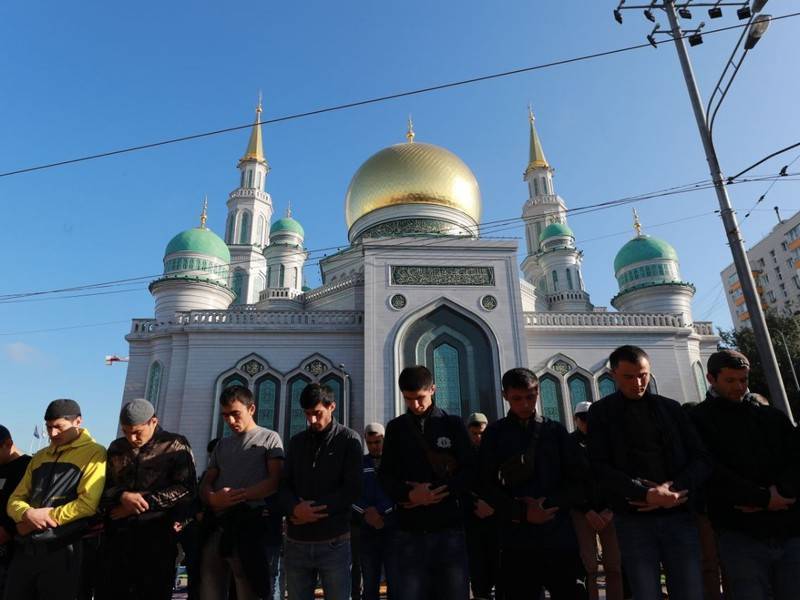 Служба в честь Курбан-байрама началась в Московской соборной мечети