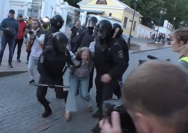 Видео: полицейский бьет девушку «под дых» во время задержания в Москве
