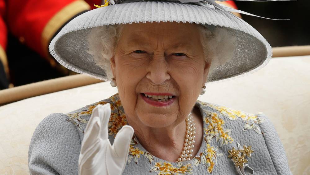Разозленная некомпетентностью Лондона Елизавета II может выйти на политическую арену - Daily Mail