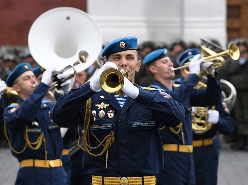 Где в Москве выступают военные оркестры