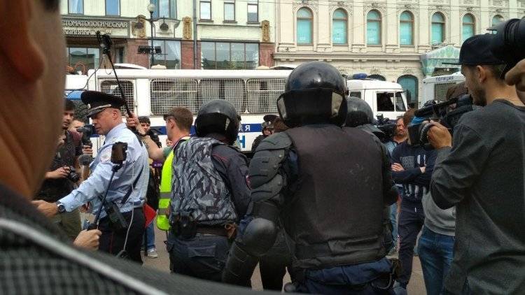 Провокаторы распылили перцовый баллончик на стихийном сборище в Петербурге