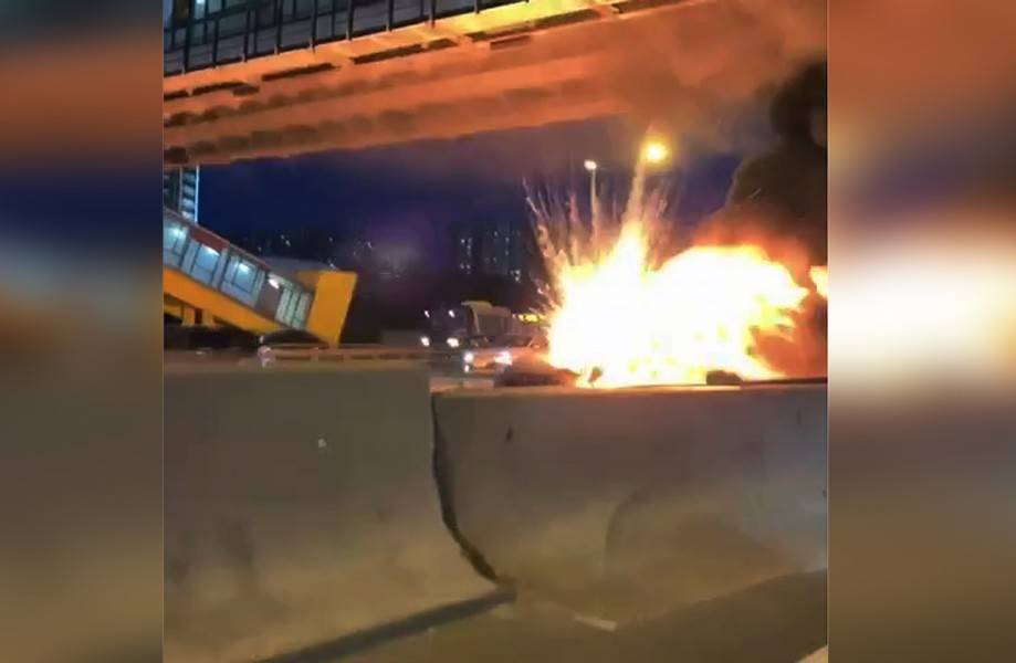 Момент взрыва автомобиля Tesla на МКАД попал на видео