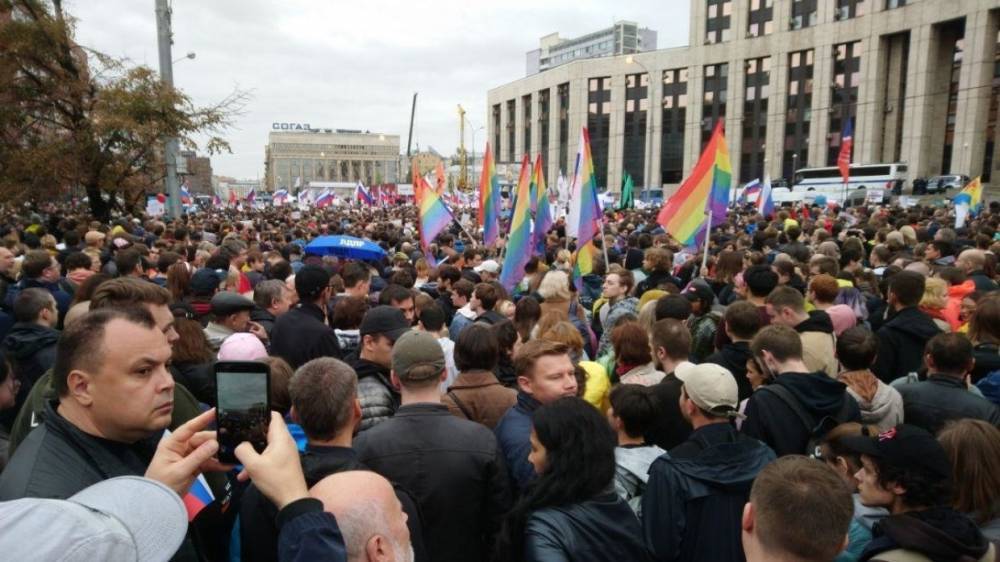 На концерте-митинге в Москве выступили Face, IC3PEAK и «Кровосток». События дня.