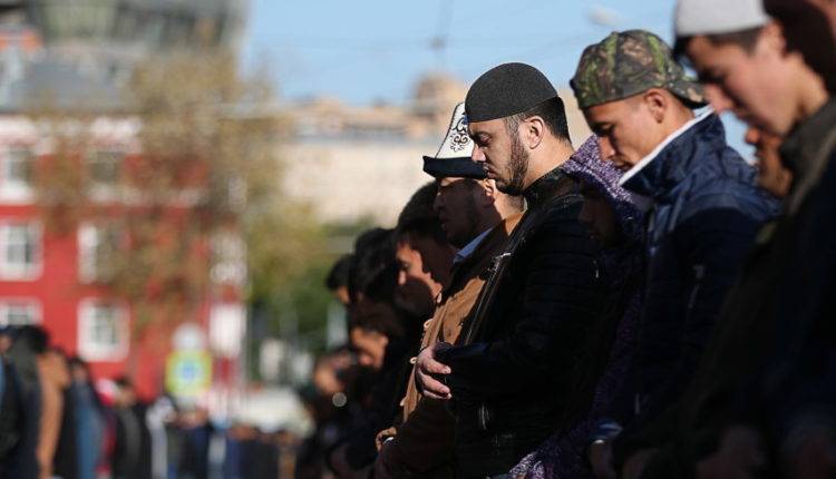 Молитвы под солнцем: в Москве тысячи мусульман отмечают Курбан-байрам