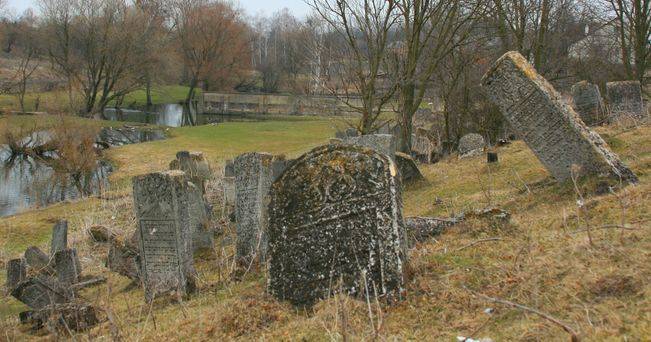 Американец посетил древнее еврейское кладбище на Волыни