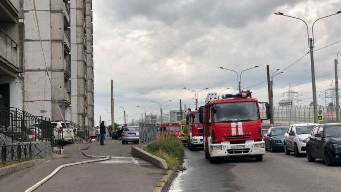 Пожарные тушат "мусорную" квартиру на Суздальском проспекте