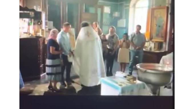Жительница Гатчины рассказала об "экстремальном" крещении ребенка