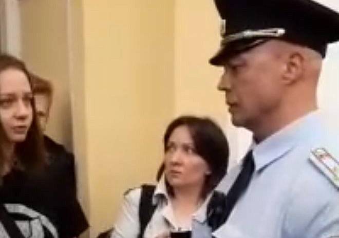 В Санкт-Петербурге засняли «самого ранимого полицейского в России»