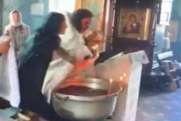 Священник травмировал годовалого ребенка при крещении