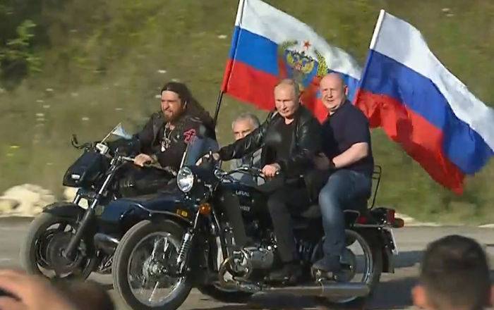 "Крутой и стильный на мото!" Путин приехал на байк-шоу — сеть в восторге от видео