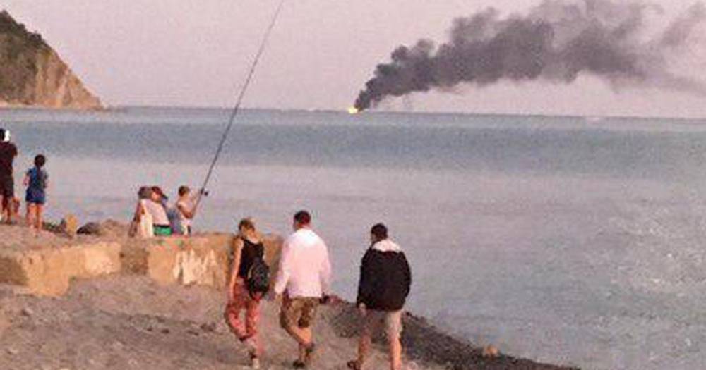 В Краснодарском крае горит рыболовецкое судно.