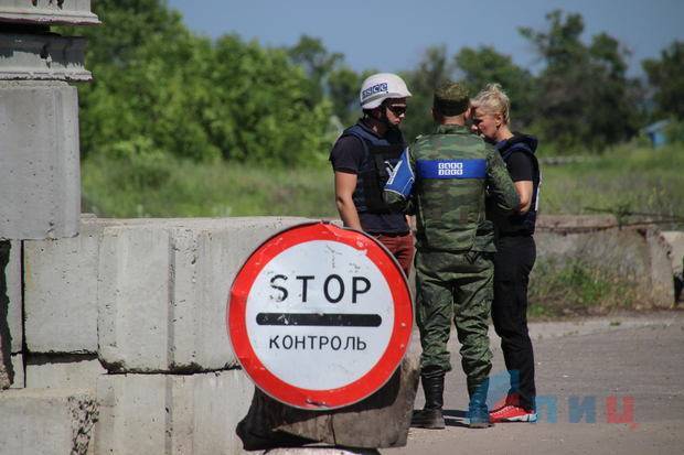 Офицеры ЛНР под огнем ВСУ эвакуировали из «серой зоны» тело киевского силовика