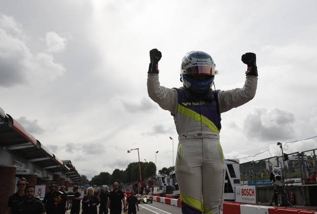 W Series: Пауэлл выиграла гонку, Чэдвик – титул - все новости Формулы 1 2019