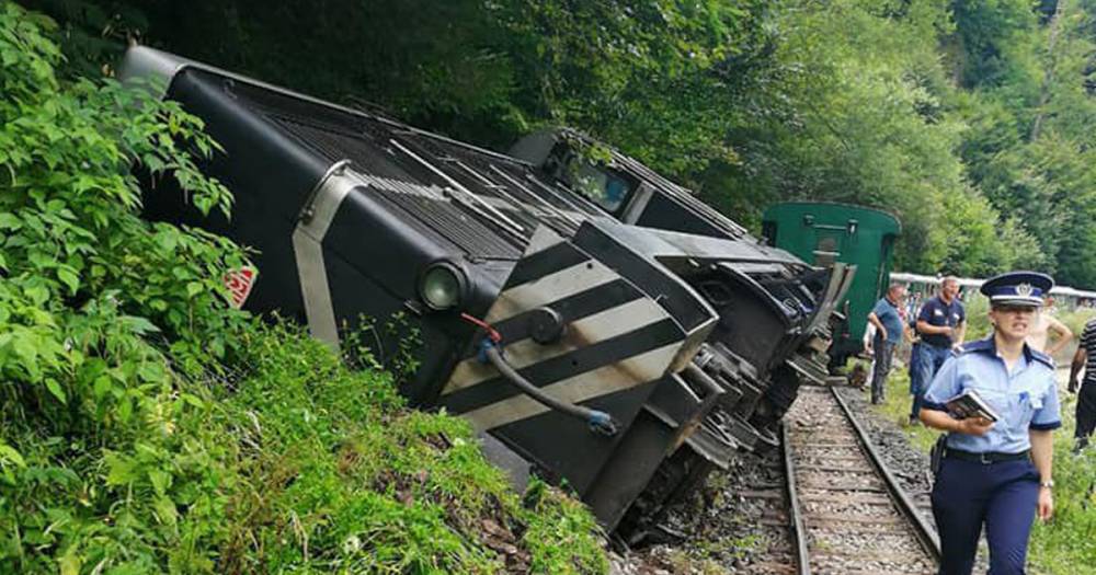 В Сети появились фото сошедшего с рельсов туристического поезда в Румынии.