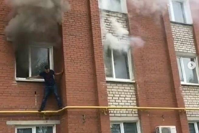 В Башкирии случайный прохожий спас троих людей из горящей квартиры // ОБЩЕСТВО | новости башинформ.рф
