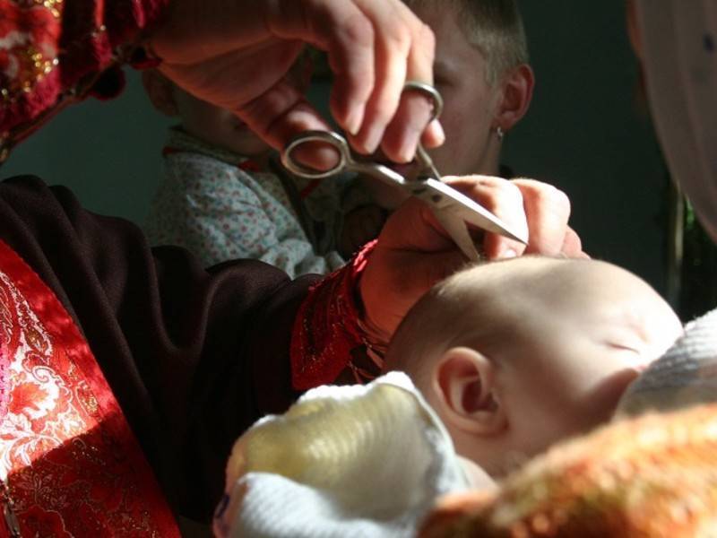 В РПЦ признали грубое обращение священника с ребёнком при крещении