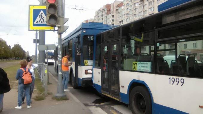 На проспекте Ветеранов столкнулись троллейбусы: есть пострадавшие