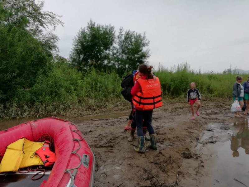 Спасатели эвакуировали туристов из бухты Ежовая