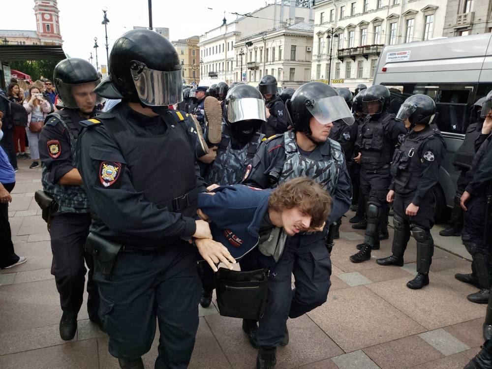 В Петербурге после акции в поддержку московских протестов возбуждено два уголовных дела