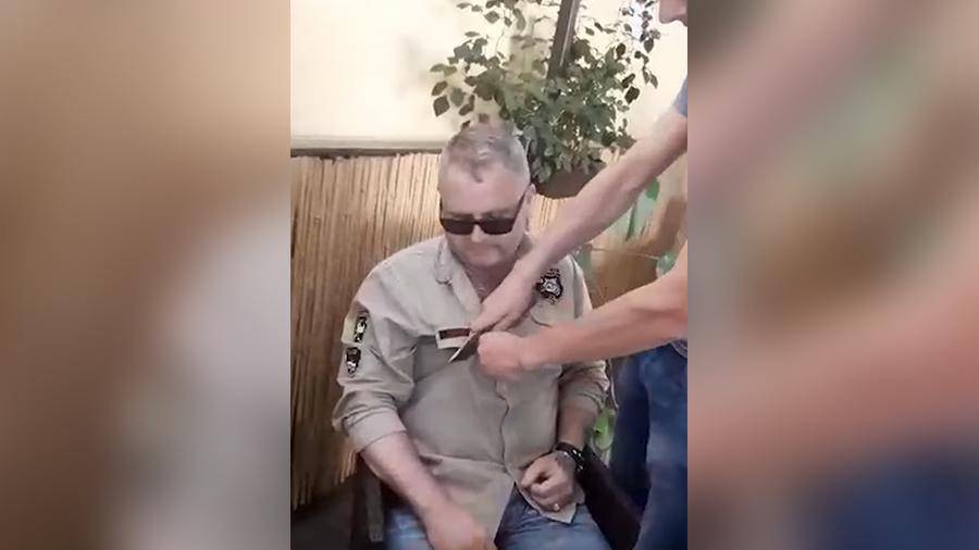На Украине мужчине порезали одежду из-за российской символики