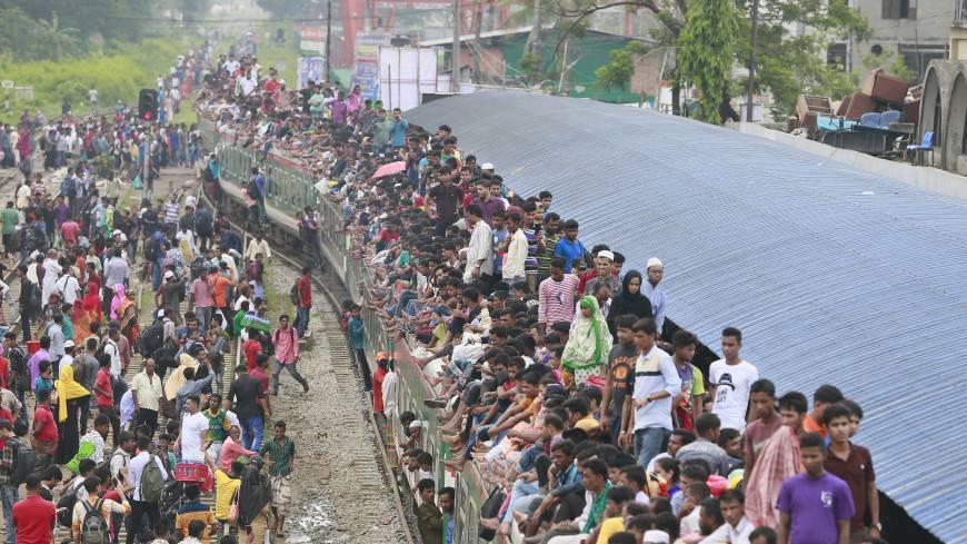 Жители Бангладеш оседали поезда, спеша домой в Курбан-байрам