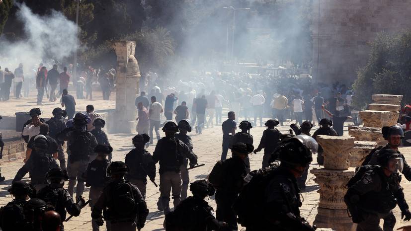 В Иерусалиме произошли стычки палестинцев с полицией: около 100 пострадавших