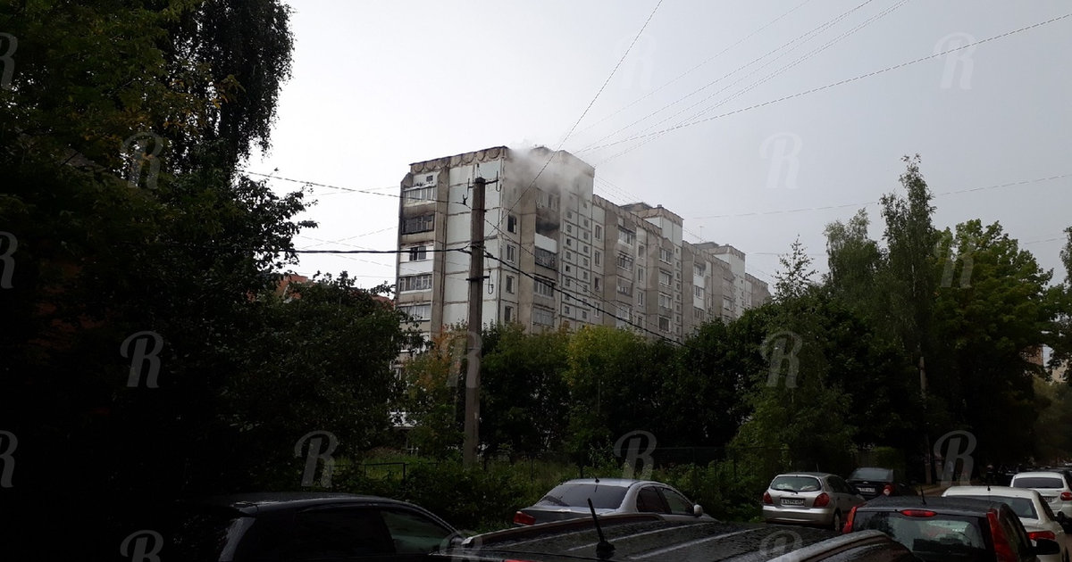 Серьезный пожар случился в одной из многоэтажек Смоленска