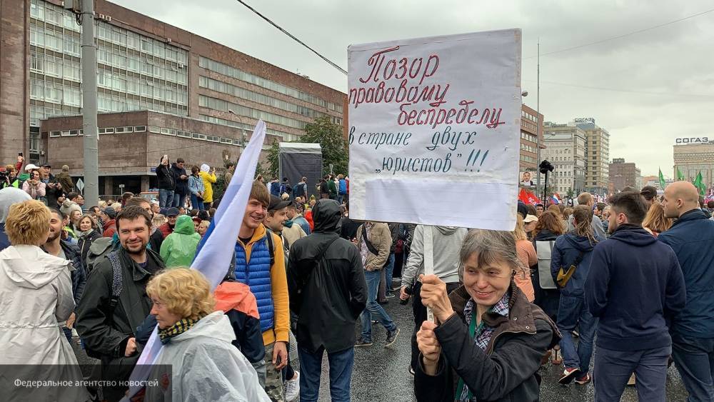 Матвейчев разделил «митингующих» на экстремистов и желающих посмотреть концерт