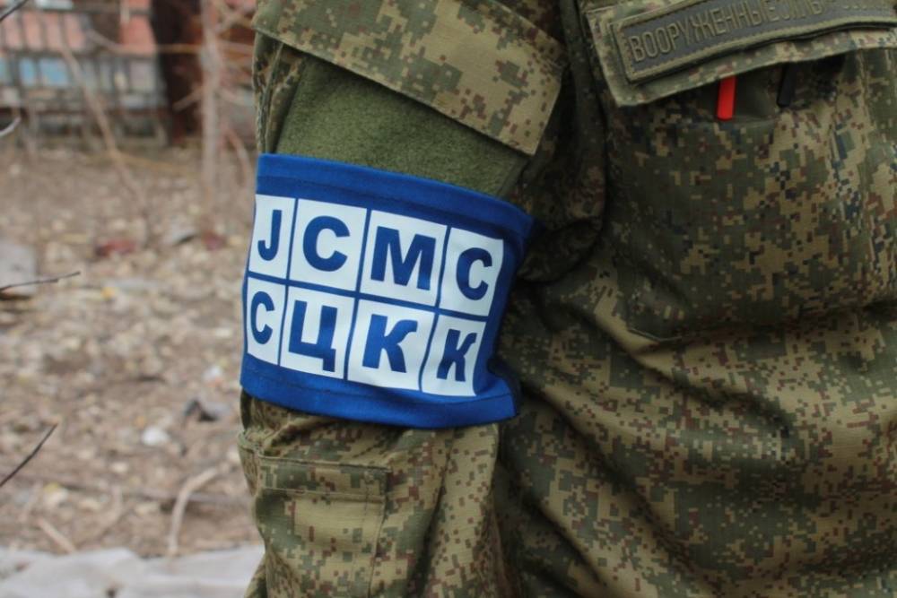 Представители ЛНР под обстрелами ВСУ эвакуировали из «серой зоны» тело украинского боевика | Новороссия