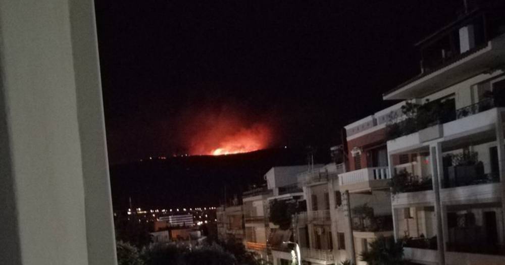 В окрестностях Афин бушует сильный лесной пожар.