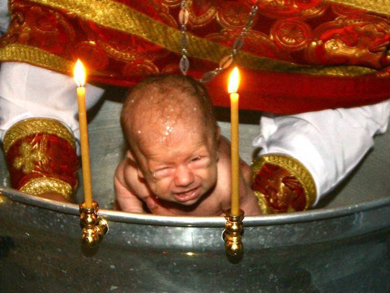 Священника отстранили от службы после инцидента с крещением ребёнка