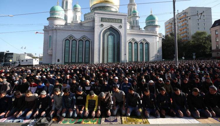 Около 240 тысяч человек посетили богослужения в Курбан-байрам в Москве