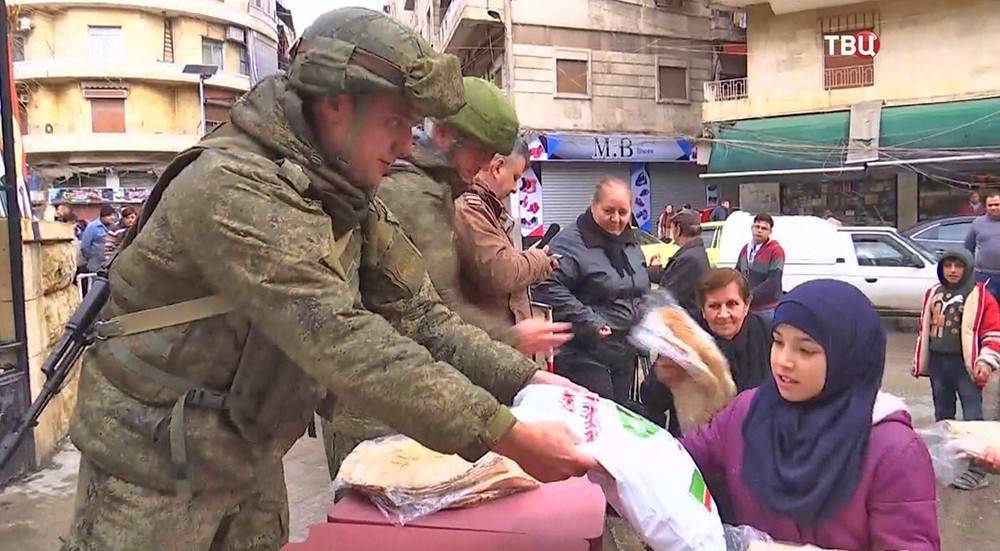 Российские военные доставили гуманитарную помощь жителям Алеппо