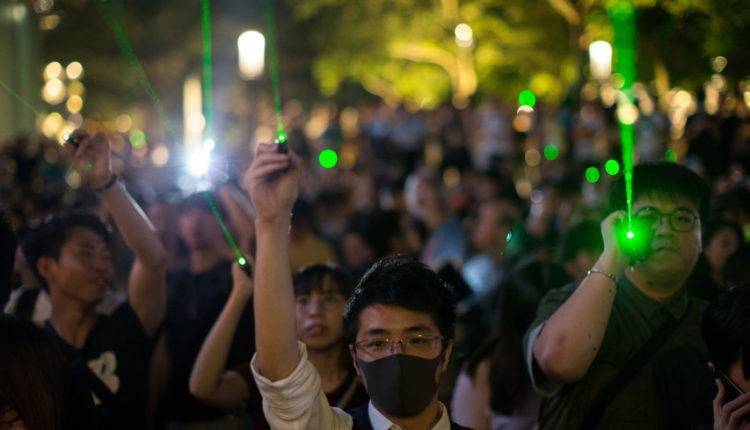 Лазерная атака: демонстранты в Гонконге пытаются ослепить полицейских