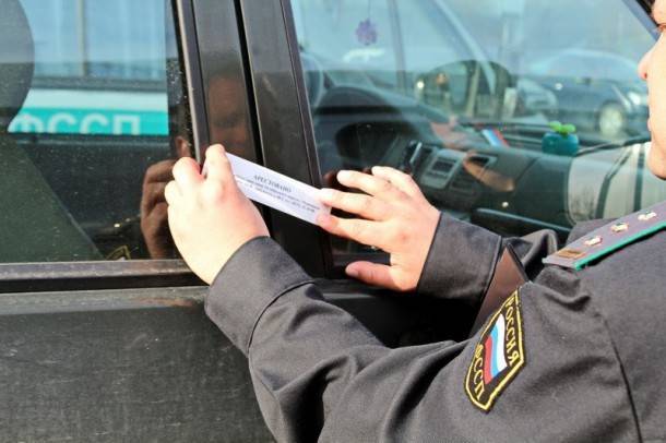 В Сыктывкаре приставы арестовали автомобиль и два телевизора за долги перед энергетиками