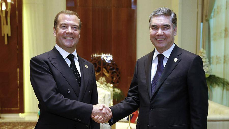 Медведев поблагодарил президента Туркмении за покупку автомобилей Aurus