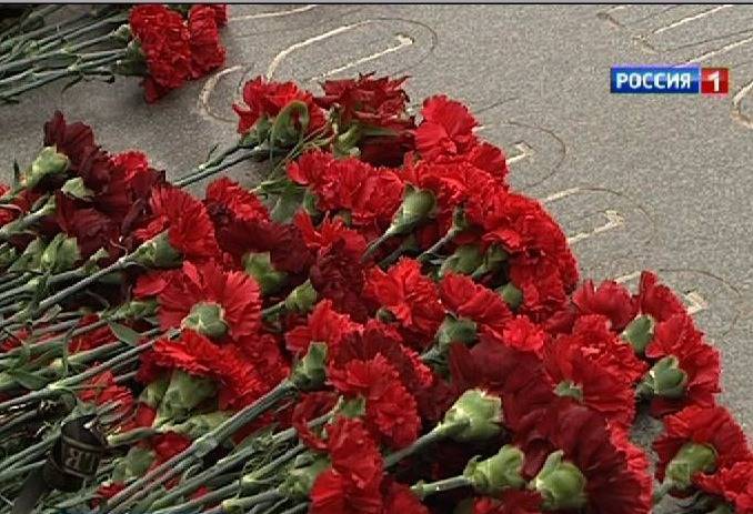 День памяти жертв фашизма: в Ростове к мемориалу в Змиёвской балке возложили венки