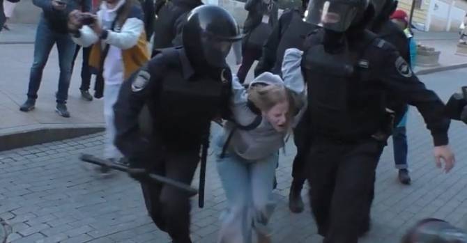 На шествии в Москве полицейский ударил девушку в живот