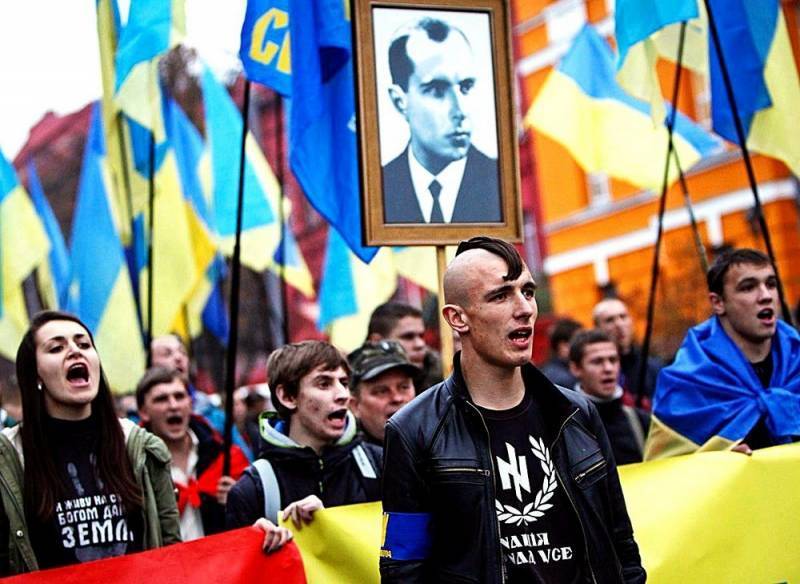 Российский флаг и надпись «ОМОН» заставили украинских наци порезать одежду мужчине