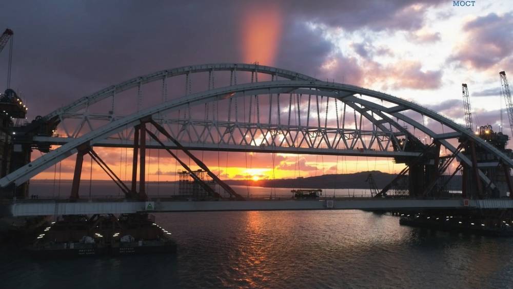 "На высочайшем контроле": Появилось видео первого проезда по Крымскому мосту